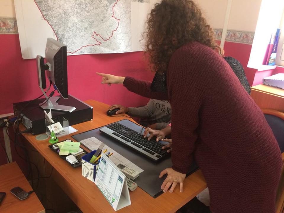 Alfabetizzazione digitale per le vittime di tratta, Unicredit dona sei pc rigenerati alla cooperativa Proxima di Ragusa | Radio RTM Modica
